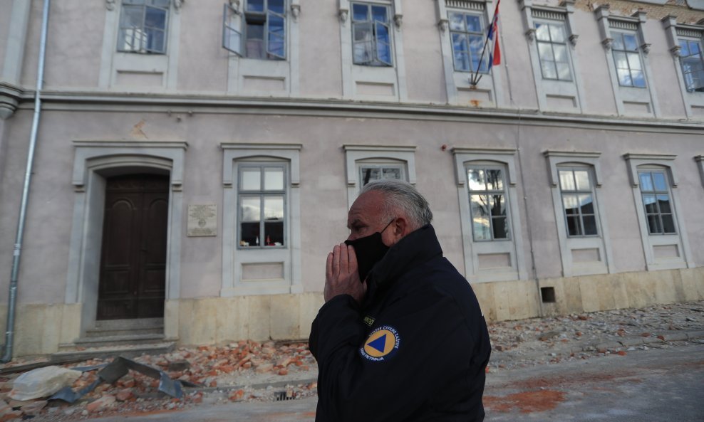 Darinko Dumbović okružen ruševinama