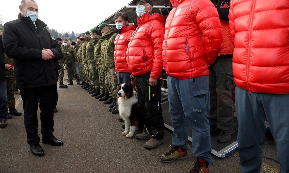 Tomo Medved u obilasku vojnika i volontera u Petrinji