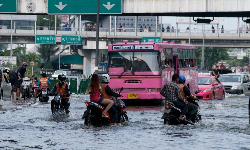 Sve češći prizor iz Bangkoka, tajlandskog grada koji bi cijeli mogao završiti pod vodom do kraja deseljeća