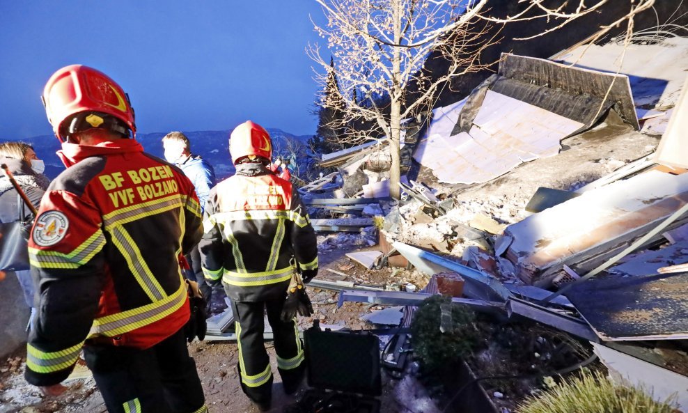 Službe spašavanja na terenu nakon odrona kamenja nedaleko grada Bolzana u južnom Tirolu, Italija