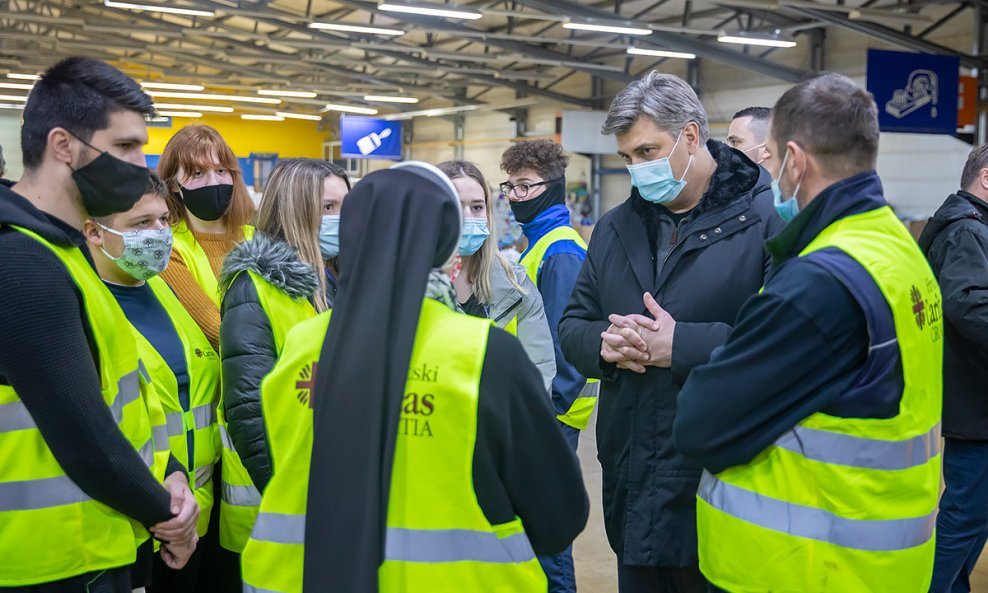 Andrej Plenković u posjetu distribucijskom centru Caritasa Sisačke biskupije
