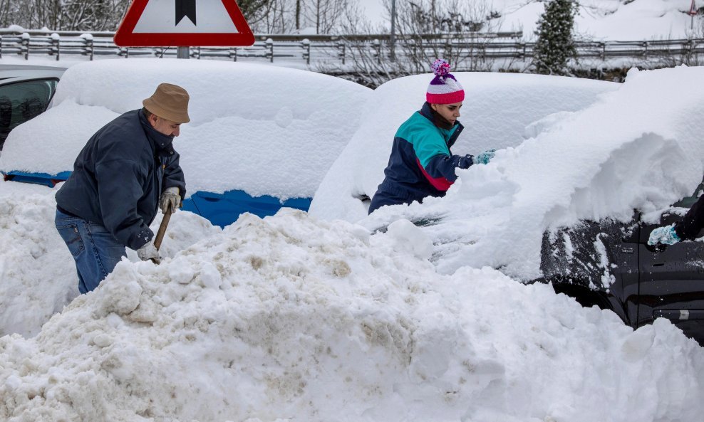 Neki dijelovi Španjolske zameteni su snijegom