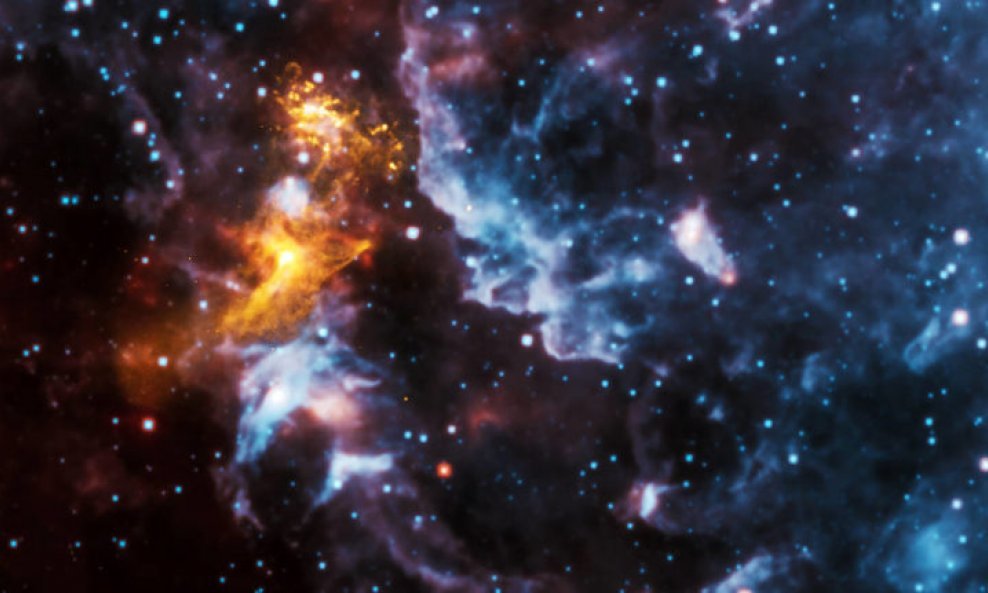 Slika je snimljena pomoću NASA-inog rengenskog opservatorija Chandra i širokopojasnog infracrvenog teleskopa WISE