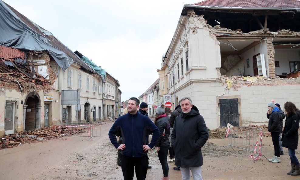 Miroslav Škoro obišao potresom razorenu Petrinju