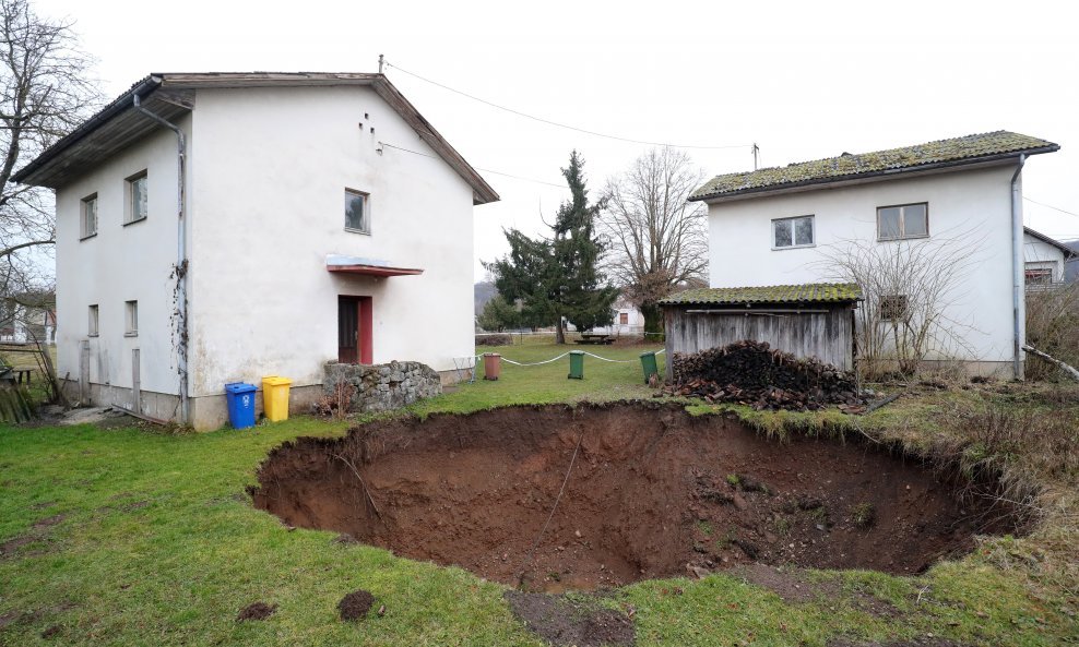 Rupa u zemlji otvorila se u neposrednoj blizini kuće NIkole Borojevića, koja je zbog toga dobila crvenu nalijepnicu