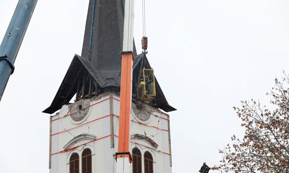 Skidanje kape zvonika sa sisačke katedrale