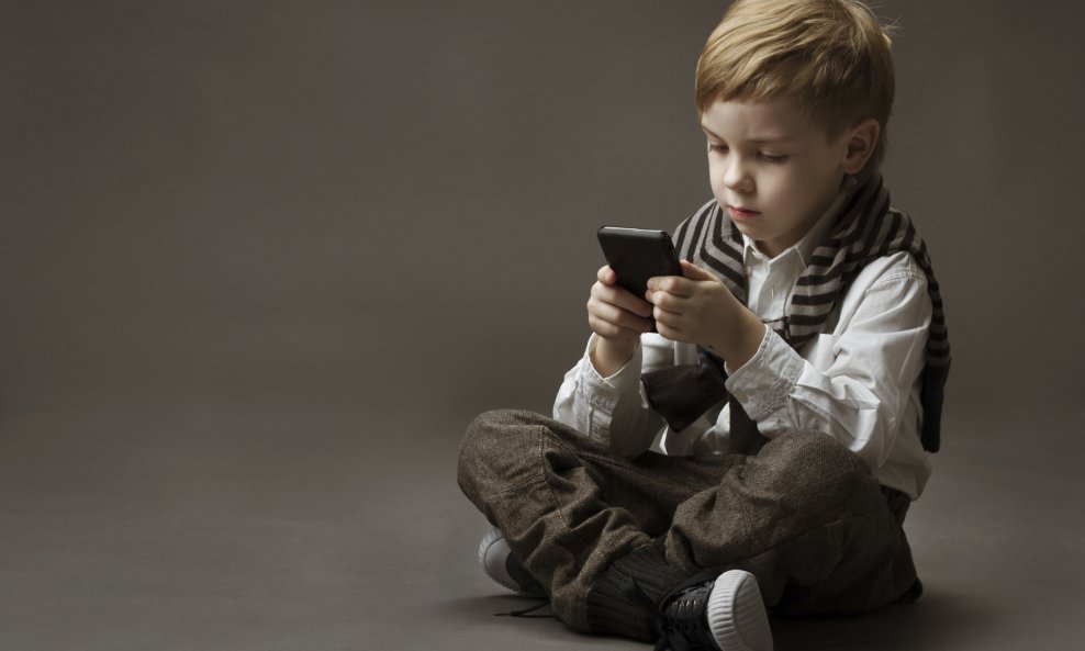 dječak smartphone mobitel