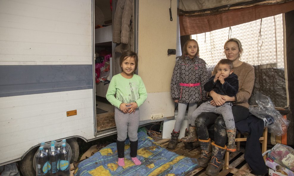 Ivano sa sestrama i mamom Silvanom Velić u kamp-kućici prije nego što im je stigao kontejner