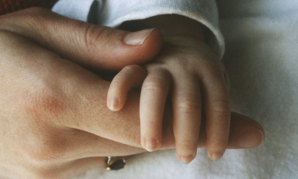 beba dijete ruka