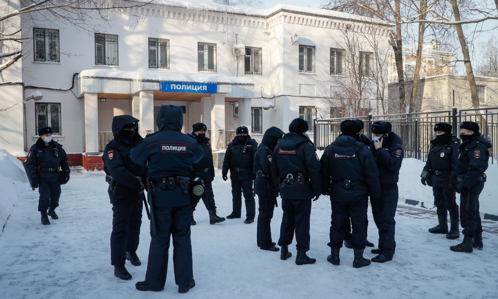 Ruska policija ispred policijske postaje u Moskvi gdje je zatočen Aleksej Navaljni