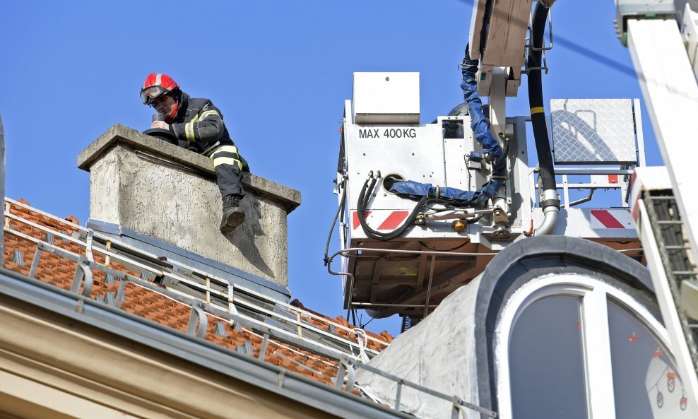 Vatrogasci saniraju krov i dimnjak zgrade u kojoj živi predsjednik Zoran Milanović