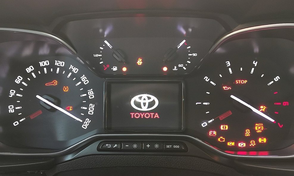 Instrumentna ploča u Toyoti Pro Ace City na kojoj se prilikom kontakta vide mnogobrojne signalne lampice