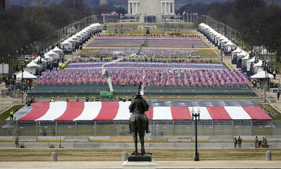 Svijeće za preminule bit će zapaljene kod Lincolnovog spomenika, ispred Polja zastava