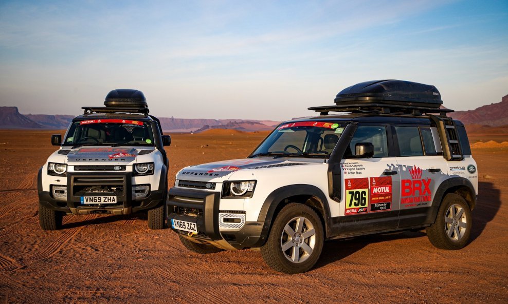 Land Roverov terenac prihvatio je ultimativni off-road izazov s dva Defendera 110, vozila za podršku na reliju Dakar 2021.