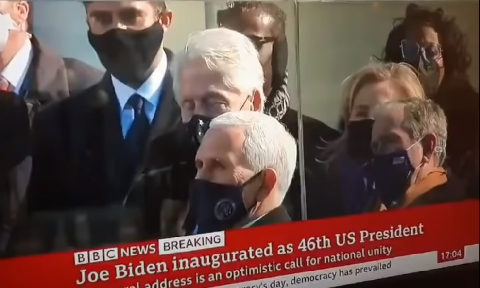 Kamere su uhvatile Clintona zatvorenih očiju na Bidenovoj inauguraciji