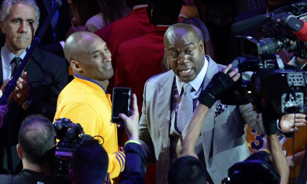 Legende Los Angeles Lakersa Kobe Bryant i Earvin 'Magic' Johnson snimljeni 2016.
