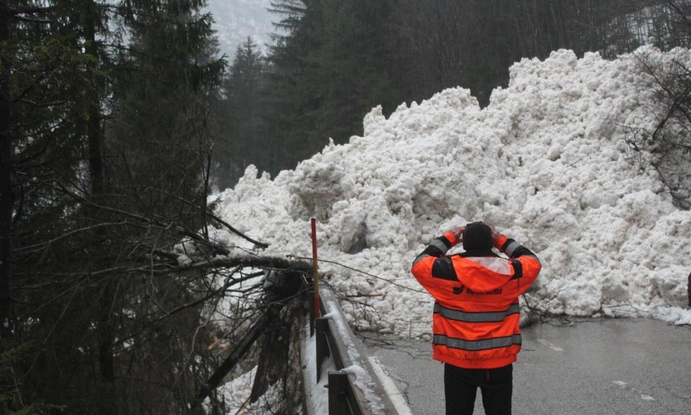 Fotografije lavine objavila je policijska uprava u Novoj Gorici