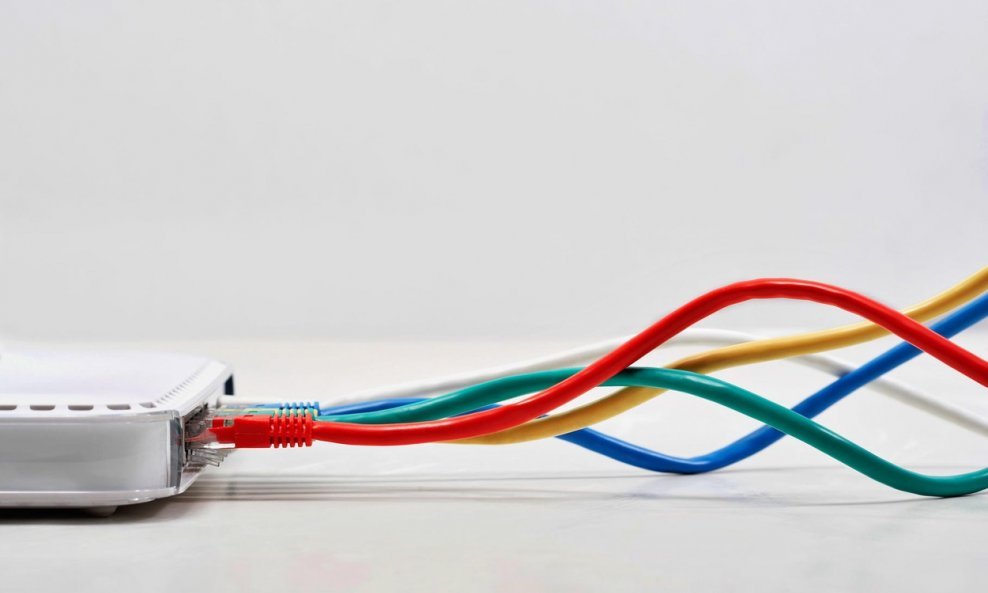 broadband router širokopojasni internet kabeli