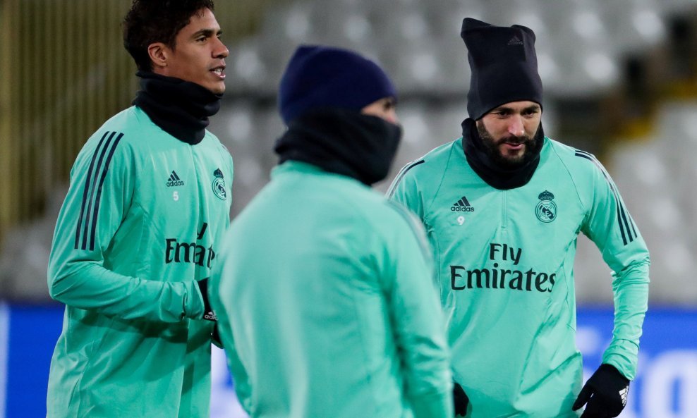 Raphael Varane (l) i Karim Benzema