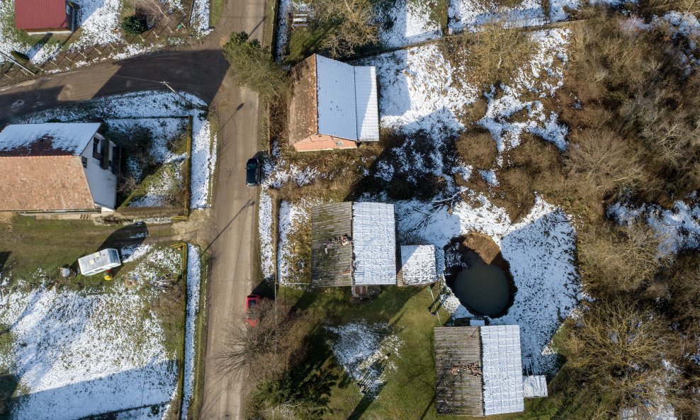 U selu Mečenčani, 25 kilometara od Petrinje nakon razornog potresa 29. prosinca prošle godine otvorio se veći broj rupa u Zemlji. One se svakim danom šire. Neke su nasred njiva, neke tik uz kuće.