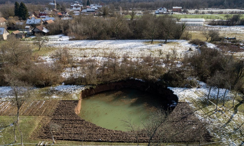 U selu Mečenčani, 25 kilometara od Petrinje nakon razornog potresa 29. prosinca prošle godine otvorio se veći broj rupa u Zemlji. One se svakim danom šire. Neke su nasred njiva, neke tik uz kuće.