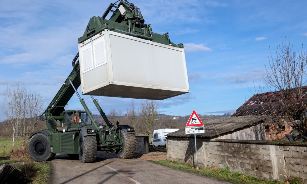 Hrvatska vojska pomaže postavljati kontejnere