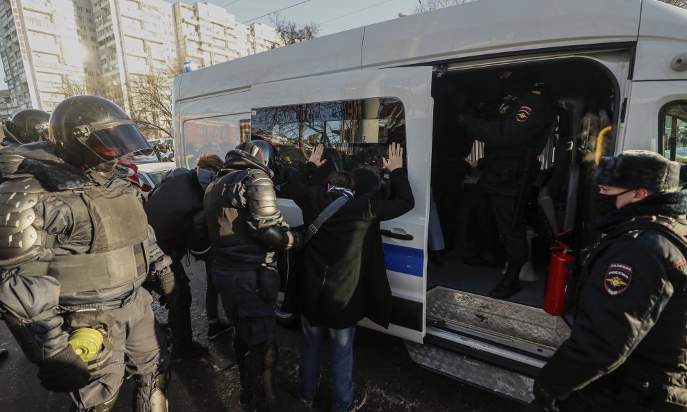 Ruska policija privela pristaše Navaljnog pred zgradom suda