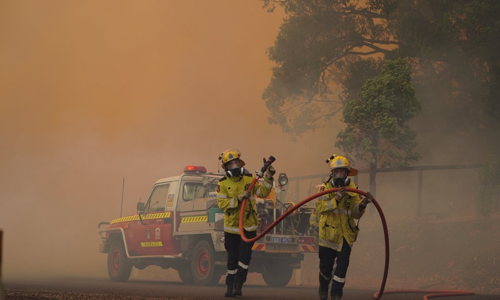 Australski vatrogasci bore se s požarom u blizini Pertha