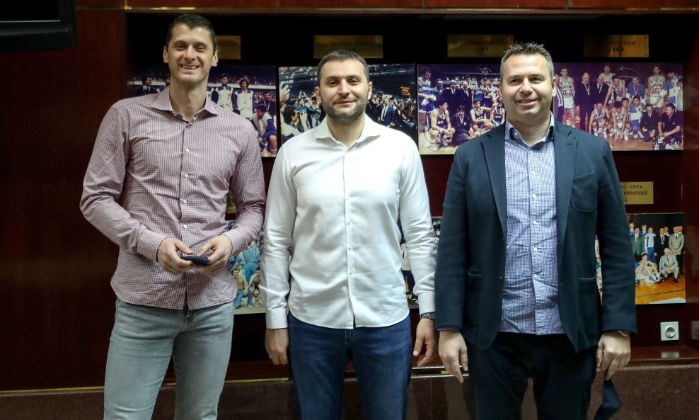 Trener KK Cibone Vladimir Jovanović (u sredini), Marin Rozić, sportski direktor KK Cibone i Domagoj Čavlovic, direktor KK Cibone