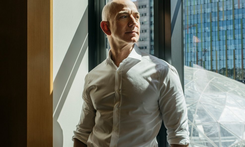 Jeff Bezos bio je prvi bogataš na Forbesovoj listi koji je stekao imetak veći od 100 milijardi dolara i prvi je u povijesti vrijedio više od 200 milijardi dolara
