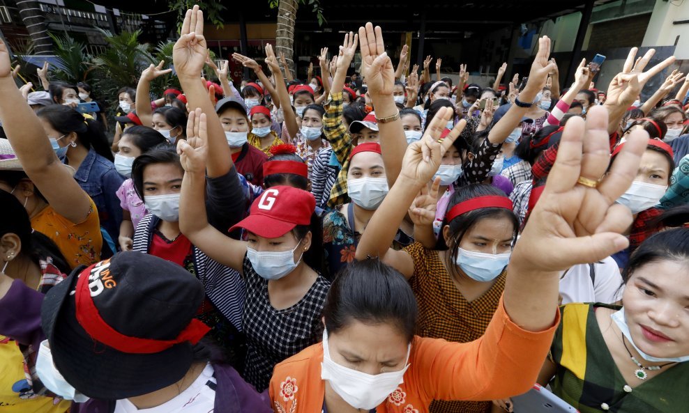 Prosvjednici su u zraku držali tri prsta, što u Mjanmaru predstavlja simbol otpora