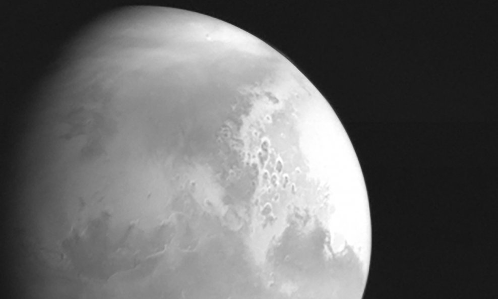 Crno-bijela fotografija Marsa koju je sonda Tianwen-1 snimila s udaljenosti od 2,2 milijuna kilometra