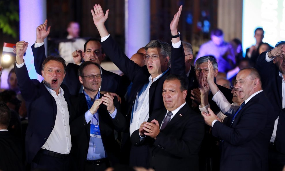 Vodstvo HDZ-a slavi pobjedu na izborima