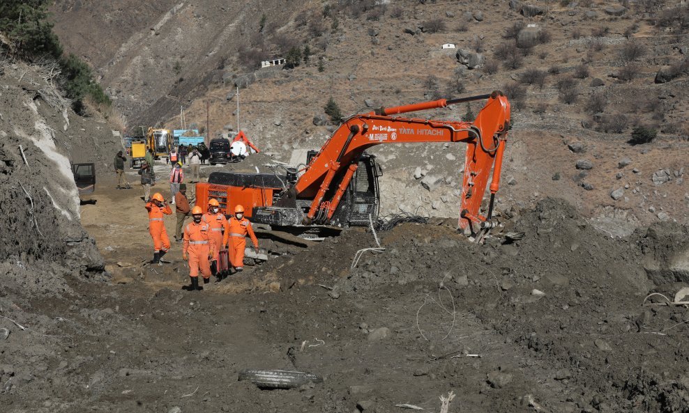 Započelo bušenje prema zatrpanom tunelu s radnicima u Indiji