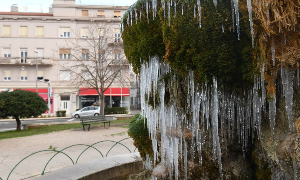 Šibenik: Jaka bura i temperature ispod nule zamrznule su fontanu ispred crkve Gospe van grada