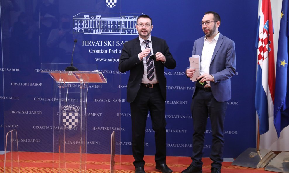 Arsen Bauk i Tomislav Tomašević na konferenciji za novinare u Hrvatskom saboru o interpelaciji za hitnu reformu Civilne zaštite