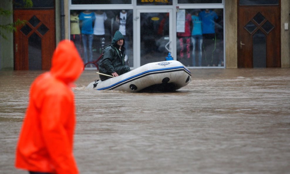 Na planini Vlašić od sinoć ne prestaje padati snijeg, a visina sniježnog pokrivača trenutno je iznad 80 centimetara, javlja Klix.ba. Stanje diljem BiH je i dalje alarmantno. U Srbiji je od jutros najkritičnije u Obrenovcu, gdje je voda poplavila centar i 