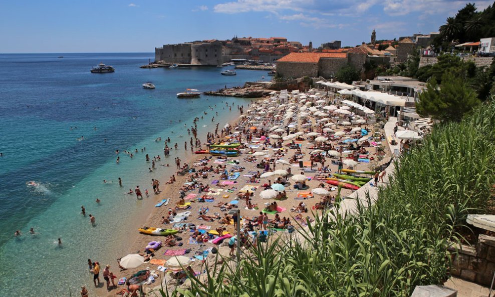 Turisti uživaju u kupanju i sunčanju na dubrovačkoj plaži Banje (20)
