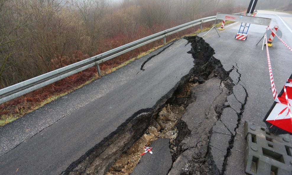 Puknuća na cesti uslijed potresa kod Duge Rese