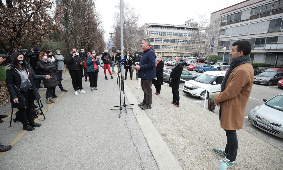 Ispred Filozofskog fakulteta u Zagrebu