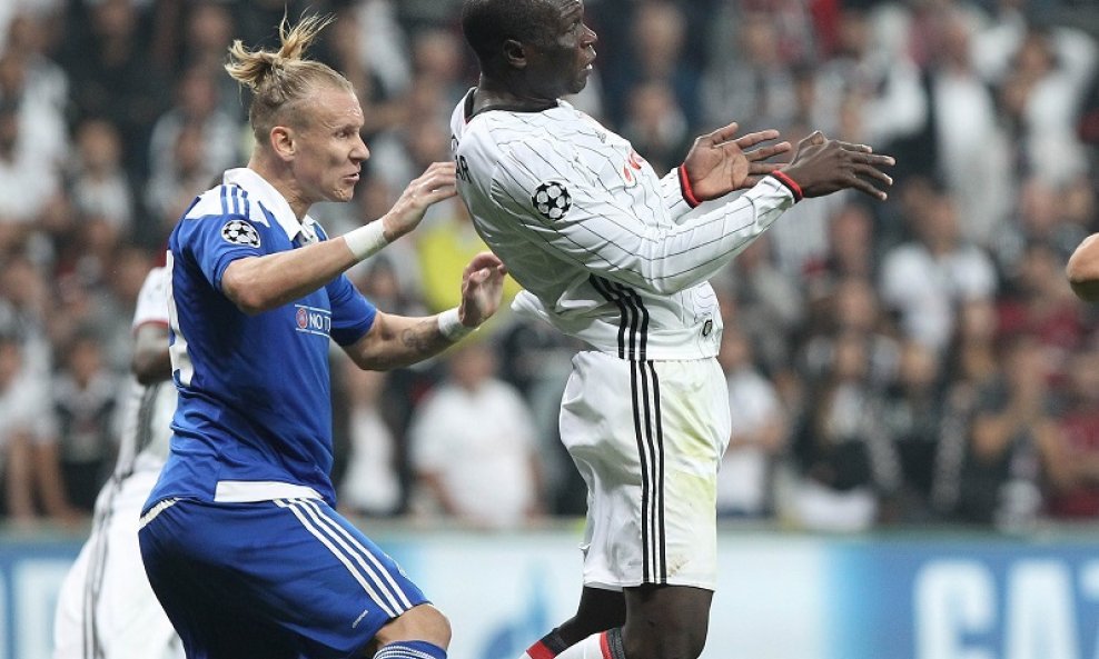 Vincent Aboubakar (d) i Domagoj Vida