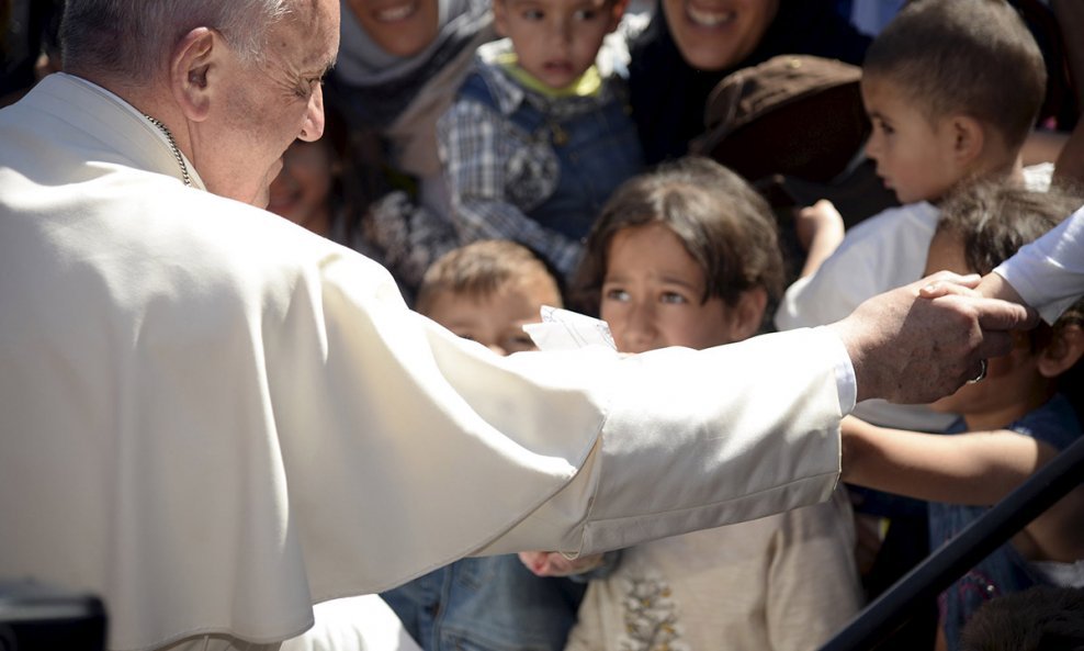 Papa s izbjeglicama na grčkom otoku Lesbosu 05