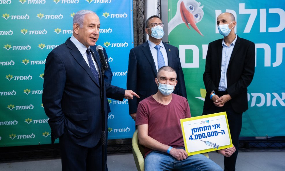 Benjamin Netanyahu s četiri milijuntim Izraelcem koji se cijepio