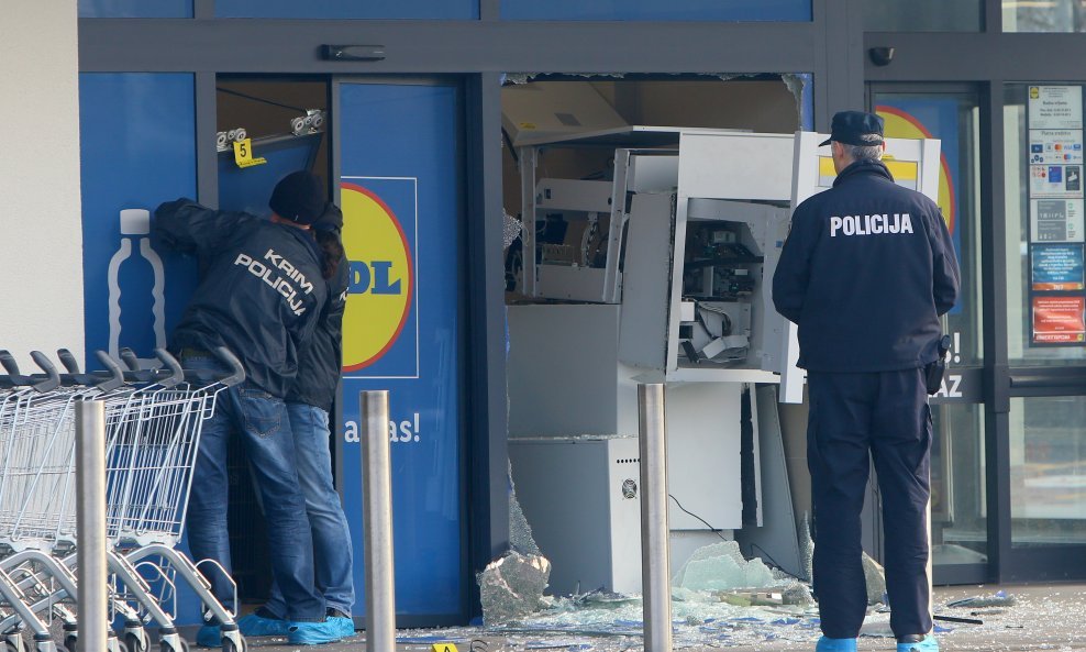 Provaljen bankomat u Karlovcu, policija na očevidu