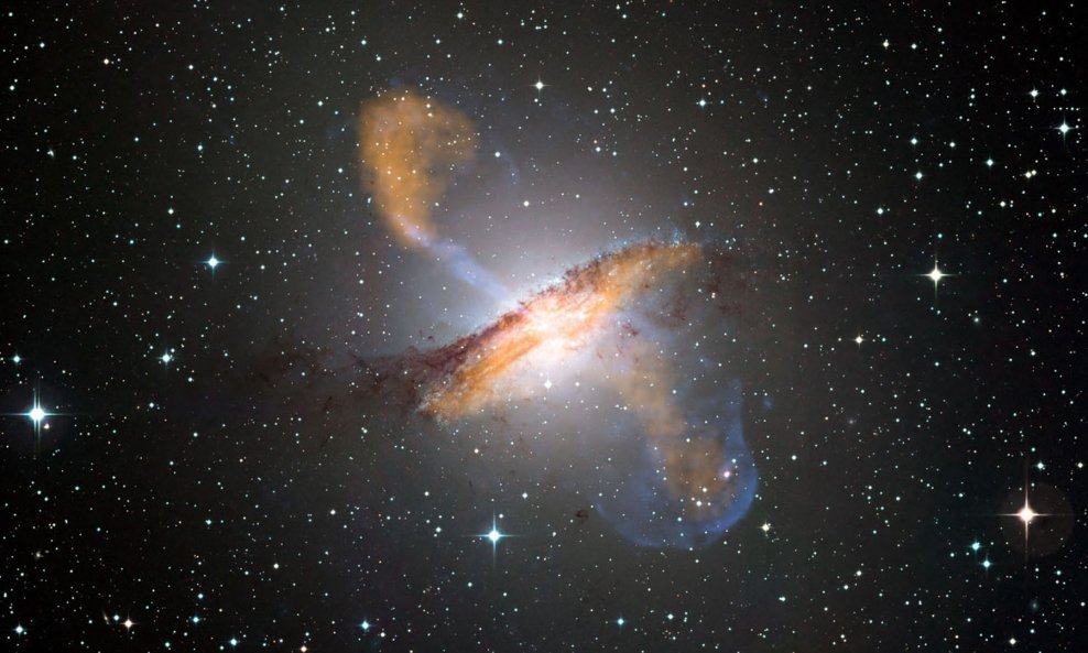 Fascinantna snimka lećaste galaksije Centaurus A