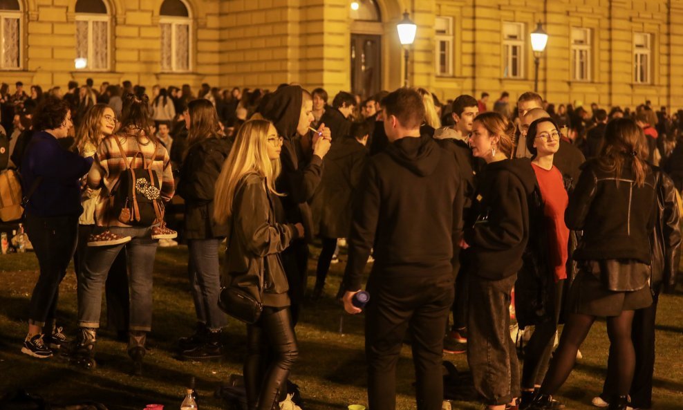 Veliki broj mladih zabavljao se ispred HNK u petak navečer u Zagrebu