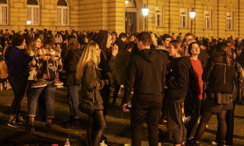 Veliki broj mladih zabavljao se ispred HNK u petak navečer u Zagrebu