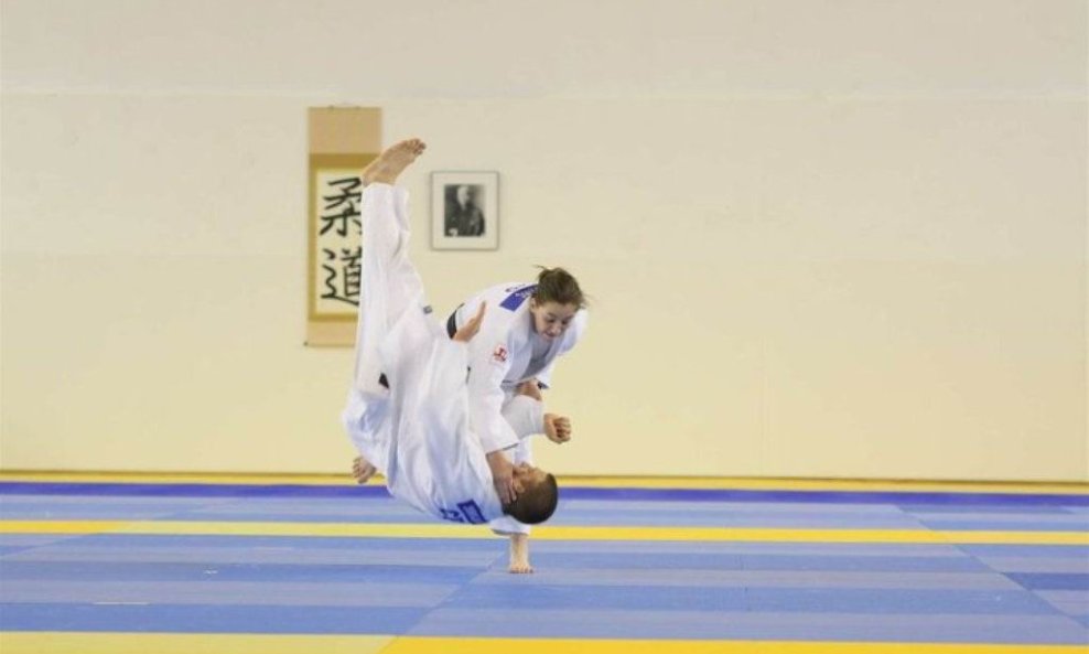 Ivana Maranić baca, a pada Jurica Katić