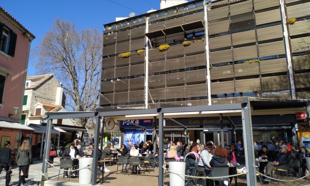 Splićani pohrlili na terase kafića nakon popuštanja epidemioloških mjera 1. ožujka 2021.