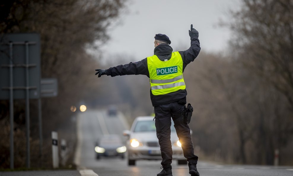 Češka policija strogo kontrolira kretanje građana